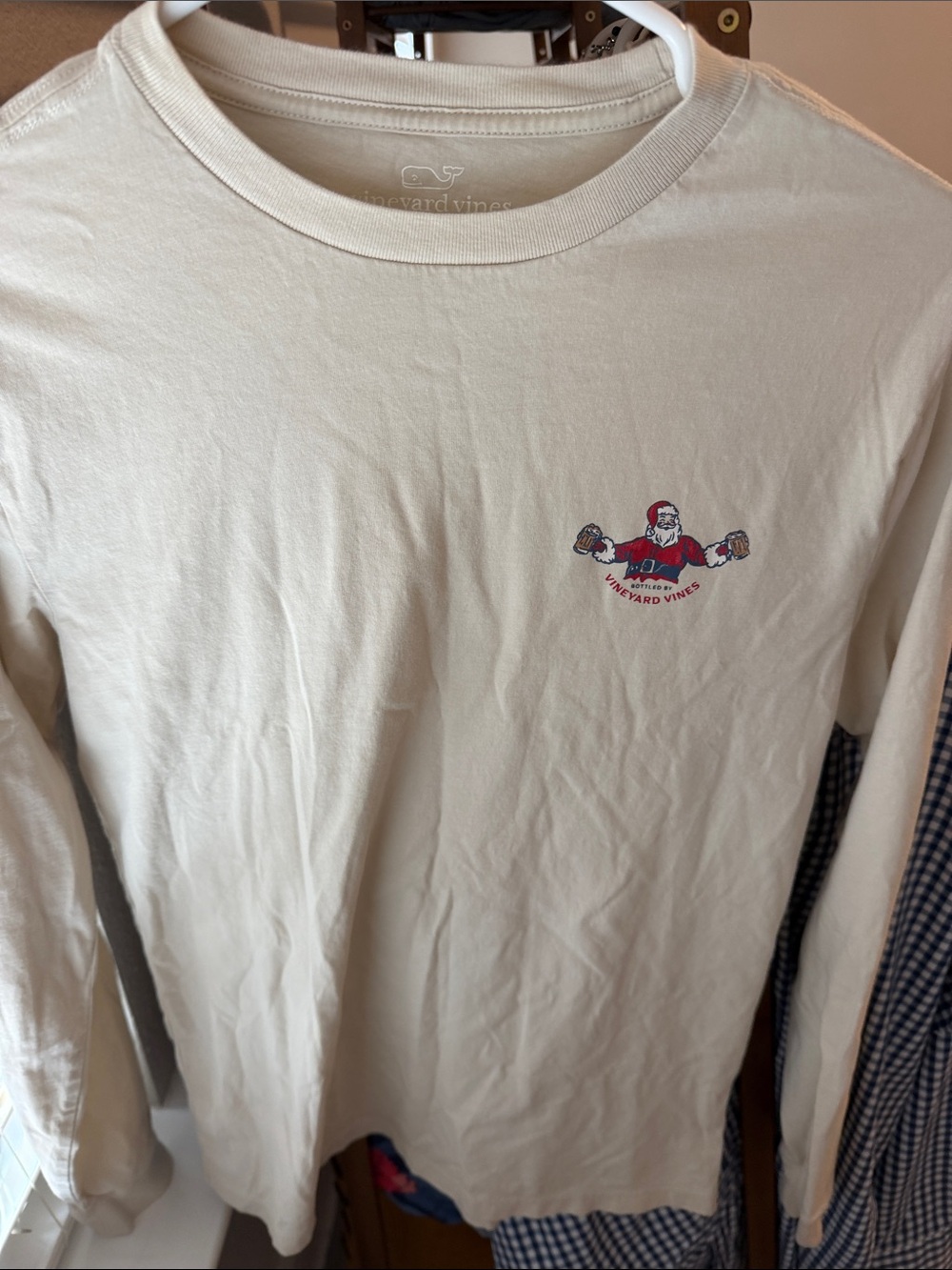 Vineyard Vines Men’s Long-Sleeve Tee in Cream with Logo Santa